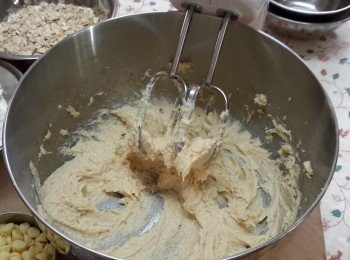step2: 將牛油，糖，蛋，雲尼拿油打勻，再將餘下材料攪勻