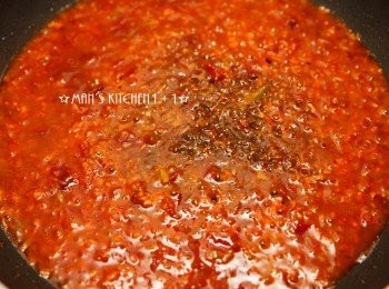 step5: 把水、1大匙的米酒與糖下鍋煮滾。