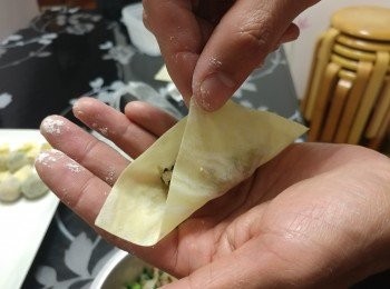 step5: 將適量餡料方在雲吞皮中央， 拿起四角