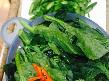 step1: 芥蘭洗淨，葉和莖分開，莖的部份斜刀切段。指天椒切片。蠔油、魚露、生抽、糖、水或雞湯混合備用。