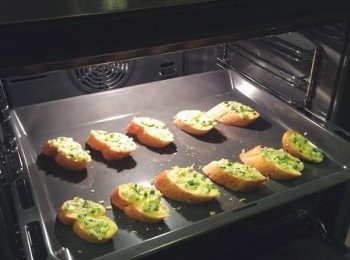 step2: 然後塗抹在每片麵包上，烤箱170度烤3-5分鐘左右，顏色金黃就好了。