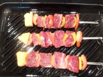 step2: 鑄鐵烤盤上薄油先預熱至油紋出現後放入肉串。