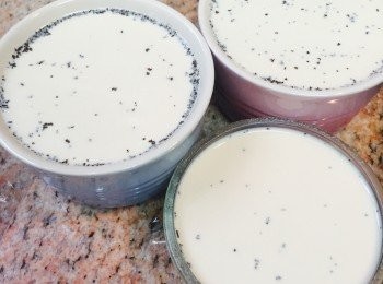 step4: 趁熱倒入伯爵茶溶液拌勻，最後加入忌廉。在容器內放約半茶匙伯爵茶粉，然後注入牛奶溶液，放雪櫃冷藏最少2小時或至凝固。