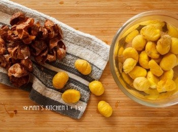 step3: 最後趁熱利用茶巾將栗子上的薄膜輕輕搓掉，並把去膜的栗子泡在水中防止變色就可以了喔。