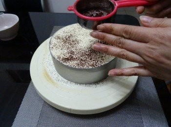 step8: 放進雪櫃普通格雪3 小時，冷凍後蛋糕面灑上防潮可可粉, 用火鎗幫助脫模， 再按喜好裝飾便完成。