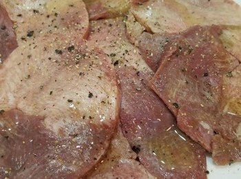 step1: 牛脷洗淨，抹乾。灑上少許鹽及黑椒。
再撈入橄欖油。