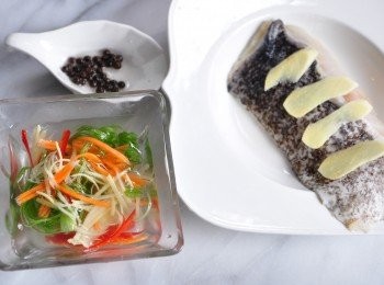 step1: 將薑片切4片，備妥馬告並將嫩薑絲、紅蘿蔔絲、蔥絲、辣椒絲泡冷開水中備用