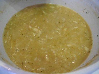 step8: *放入高湯，調味鹽巴，黑胡椒粉，百里香。