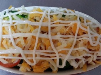 step4: 最後灑上焗烤專用起司絲撲滿在擠上美乃滋一起焗烤 上下火200度~15-20分完成 因每一家烤箱的火侯功率不一樣所以可自行增酌