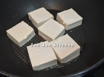 step1: 調味料先拌勻備用。豆腐1開6件，沾上少許生粉，燒熱油煎至兩面金黃，大概2-3分鐘。