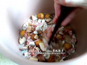 step9: 加少許鹽 , 胡椒粉 , 生抽及餘下一半份量雞湯拌勻 (如煮飯的水量唔夠 , 可自行加入水至日常煮飯的份量)