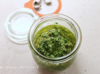 step4: 將青醬放到已消毒的玻璃罐, 注入初搾橄欖油稍稍與青醬拌勻, 最後再倒入橄欖油蓋過青醬, 上好蓋, 放到冰箱下層保存, 最好在一星期內食用完畢 。