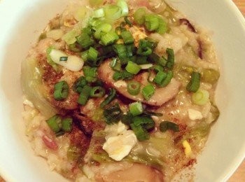 step3: 加入煮好的白飯（我是按照阿基師說把白飯冰在冷凍庫，煮起來的粥可以糊糊的而不是飯泡湯的感覺），以小火悶煮約30分鐘，要不時打開鍋蓋翻攪以免粘鍋，或是可以的話用筷子架著再蓋蓋子不要整個鍋蓋蓋緊。最後再撒上白胡椒粉和蔥花就完成啦！