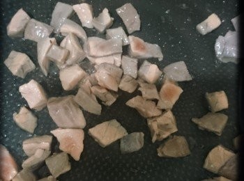 step2: 2.將三文魚落易潔鑊炒熟。(不用加油炒,因為三文魚一落鑊就會有魚油)