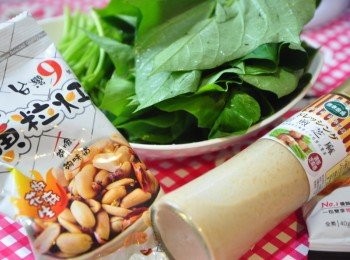 step1: 備料：地瓜葉、烘焙芝麻醬、椒麻花生 PS:椒麻花生可以以綜合堅果取代，都非常的健康！