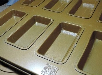 step2: 烤模上塗上奶油後入冷藏