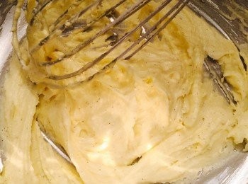 step4: 焗的時候準備薰衣草奶油。先把室溫牛油用攪拌器打至順滑。然後慢慢加入糖霜、檸檬汁、牛奶、剩餘的1/3呍呢嗱籽和1茶匙已切碎薰衣草，打至企身。