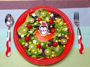 step5: 將粟米灑在菜上後，最後放上裝飾小擺設即可。