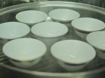 step5: 先將碗隔水蒸熱，否則粉漿下沉而不平均