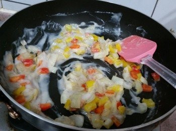 step2: 煮粉的同時用易潔鑊下小許油，慢火洋蔥丁，至開始半透明，下彩椒丁略炒, 下1/3罐忌廉湯，加4湯匙水煮開