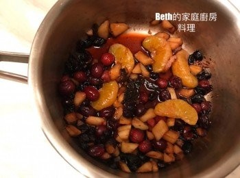 step1: 將葡萄乾、蔓越莓乾、蔓越莓、切丁的蘋果、橘子、砂糖放在鍋子裡，煮到糖融化，蘋果變軟，放涼待用