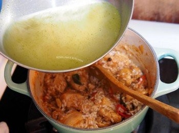 step13: 13.加入等量的蔬菜高湯或者是水。