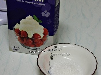 step1: 準備<span class="group_1">食材</span>：

動物性鮮奶油：       150g
細砂糖：              15g

電動打蛋器