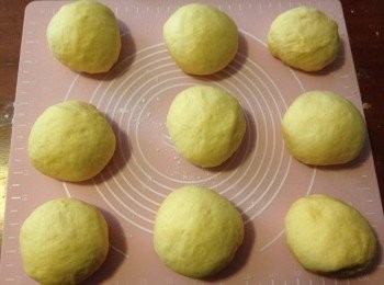 step5: 取出麵團後進行按壓排氣，分割60gx9個，滾圓，靜止15分鐘