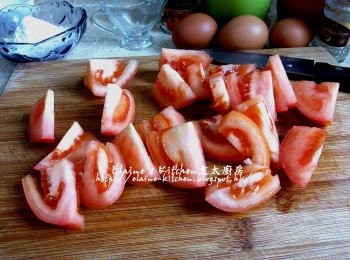 step2: 洋蔥及蒜頭去衣 , 洋蔥切幼條 , 蒜頭切細粒 , 蕃茄切件備用