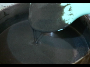 step5: 將芝麻漿和冰糖倒入小鍋，以中火煮沸，再轉小火煮10-15分鐘直至芝麻糊變稠，期間不斷攪拌，完成。