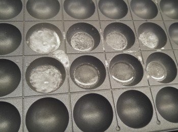 step2: 盆窩位置掃上油,次後大火預熱約三分鐘後轉中火,再加上窩位置一半熱水。