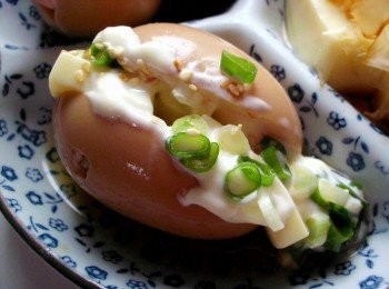 step5: 【蔥花豆腐<span class="group_4">滷蛋</span>】 <span class="group_4">滷蛋</span>中間切半，勿切斷，夾上豆腐片後擠上桂冠沙拉醬灑上蔥末、白芝麻即可!