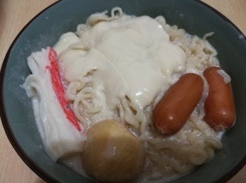 step6: 把泡麵倒入碗內，放上一片芝士，便可食用。