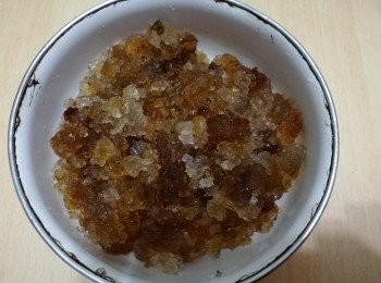 step1: 桃膠要用水浸18小時或以上，浸好後，桃膠大約會漲大8倍。浸好後的桃膠成淺黃色，逞透明狀。此時，可反覆清洗，除去黑色的雜質，備用。