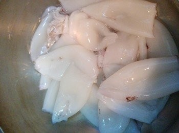 step5: 魷魚洗淨去衣去墨袋待用。