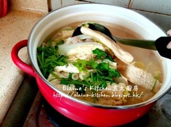 step9: 加入炸枝竹 , 芫茜莖拌勻蓋上蓋轉中火煲多10分鐘