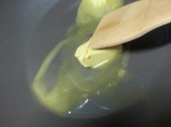 step6: 先煮白汁湯:
用牛油起鑊,當牛油溶解後轉最細火