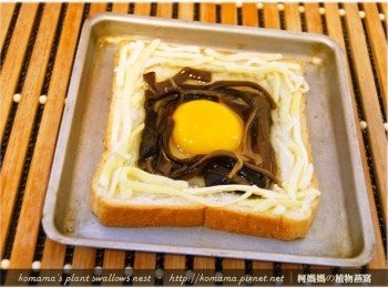 step5: 最後將乳酪絲，手撕成小段狀，擺放在吐司片的周圍處。