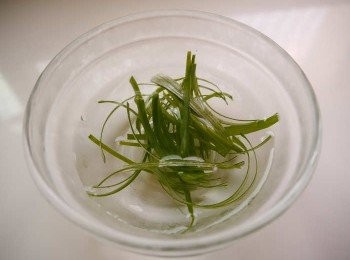 step2: *蔥切段，蒜切片，薑絲準備，辣椒切絲。
*預留一些青蔥切絲泡冰水呈捲絲狀~最後裝飾用。