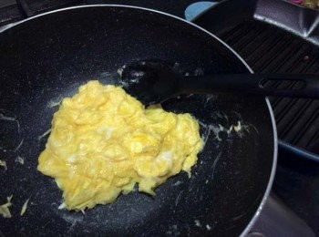 step4: 開中大火，快手炒滑蛋，炒好上碟備用