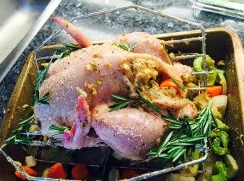 step3: 3. 洋蔥, 紅蘿蔔, 芹菜 切塊, 塞入雞內部至滿