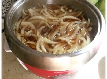 step3: 加入洋蔥，將開關扭至2度，煮3-4分鐘直至洋蔥變軟。