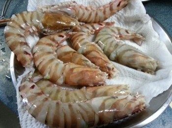 step3: 將蝦洗淨用廚房紙抹乾水份