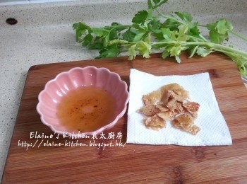 step7: 當雞皮煎成金黃色後盛起切碎 , 煎雞皮的蒜雞油留起