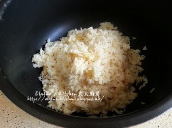 step11: 再加入一份的汁料炒至白米乾身 , 盛起放入飯煲內