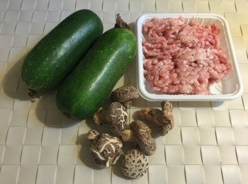 step1: 冬菇用水浸軟，加入煲中連同所有炆冬菇調味料一起煲，大滾後轉細火炆15分鐘，然後盛起待涼後去走冬菇腳，炆冬菇水留下備用；