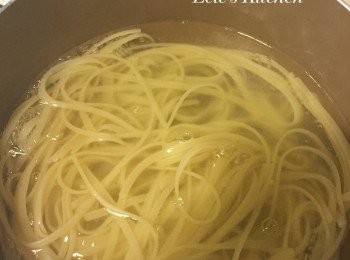 step1: 步驟一：
將花椰菜川燙起來後，水中放一匙鹽煮麵約 8分鐘
麵熟後放入冰水冰鎮(保持彈性)