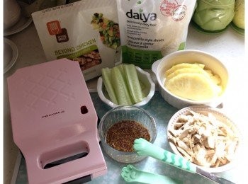 step1: 準備好三文治的<span class="group_1">食材</span>。素雞絲解凍，用手撕成雞絲。再用鹽和胡椒稍為醃一下。青瓜和菠蘿切件。