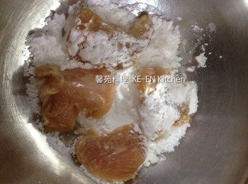 step4: <a href="https://bit.ly/3EZL8dD" target="_blank" data-keyword="雞胸" class="guide-link"><strong>雞胸</strong></a> <span style="display:inline-block;vertical-align:middle;margin-top:-3px;color:initial;border-radius:3px;padding:2px 3px;font-size:12px;line-height:14px;background:#87d300;color:#fff;">即買</span> 肉撒上太白粉