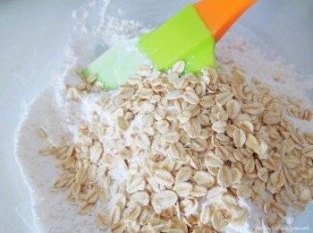 step1: 将所有的干性材料放入大碗里混合均匀除了红萝卜丝（在最后的步骤才会把它加入）。